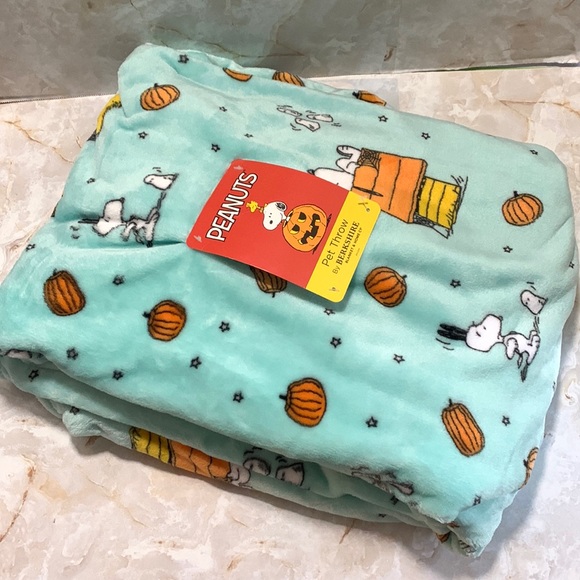 Berkshire Bedding Peanuts Halloween Theme Velvet Plush Throw